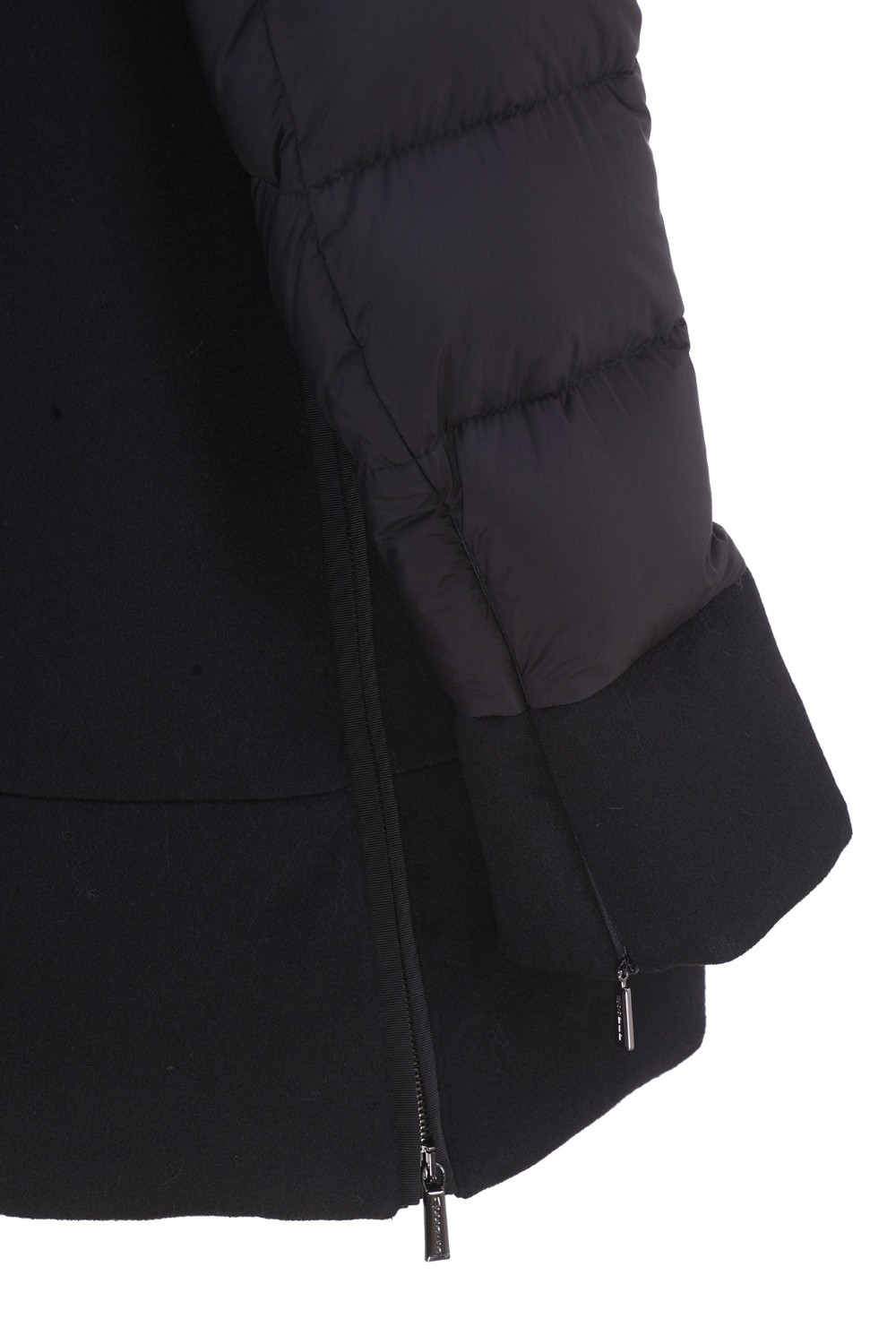 shop MOORER  Giaccone: Moorer giaccone "FRESIA" in misto cachemire.
Cappuccio con bordo in pelliccia staccabile.
Maniche lunghe con zip.
Tascge laterali a filo.
Maniche trapuntate in nylon.
Dettaglio cerniere sui fianchi.
Chiusura con zip con doppio cursore.
Vestibilità regolare.
Composizione: 90% lana vergine 10% cachemire.
Fabbricato in Italia.. FRESIA 300007-U0001 number 9408216